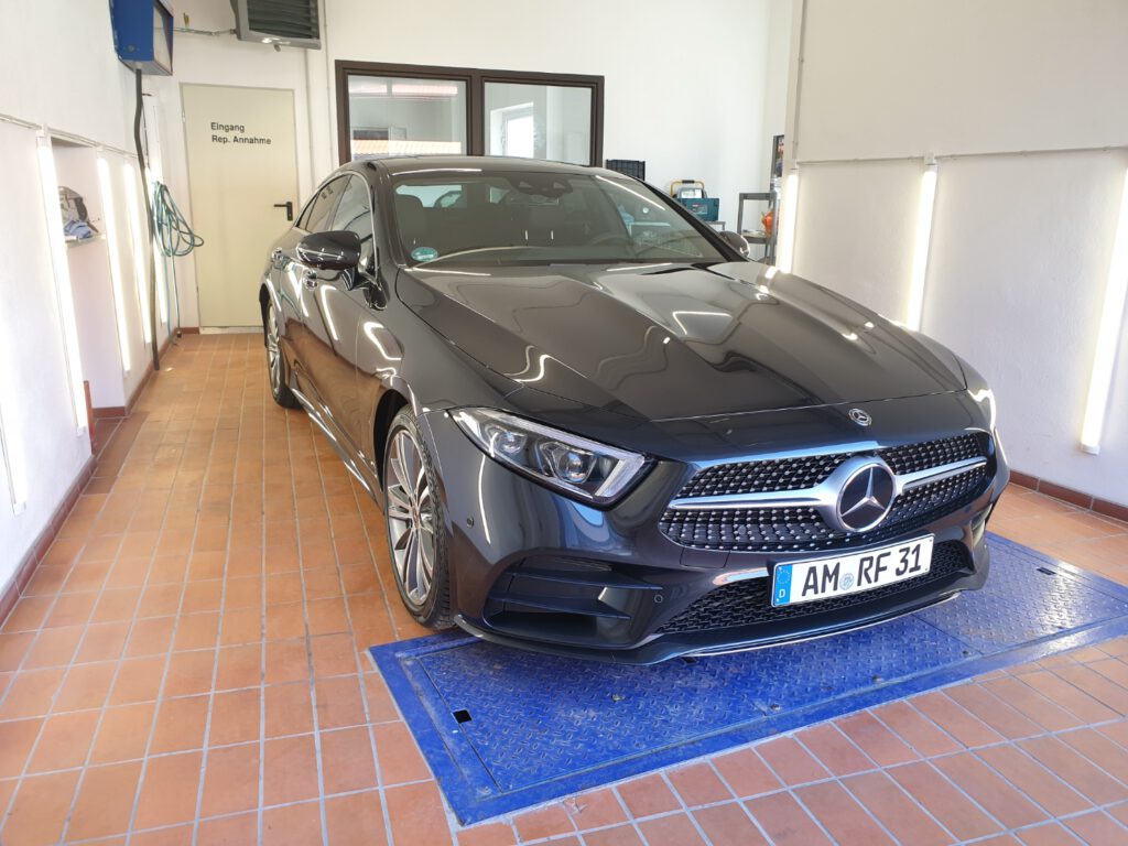 Mercedes CLS dunkelgrau in der Ausstellungshalle von Car-Styling Oberpfalz