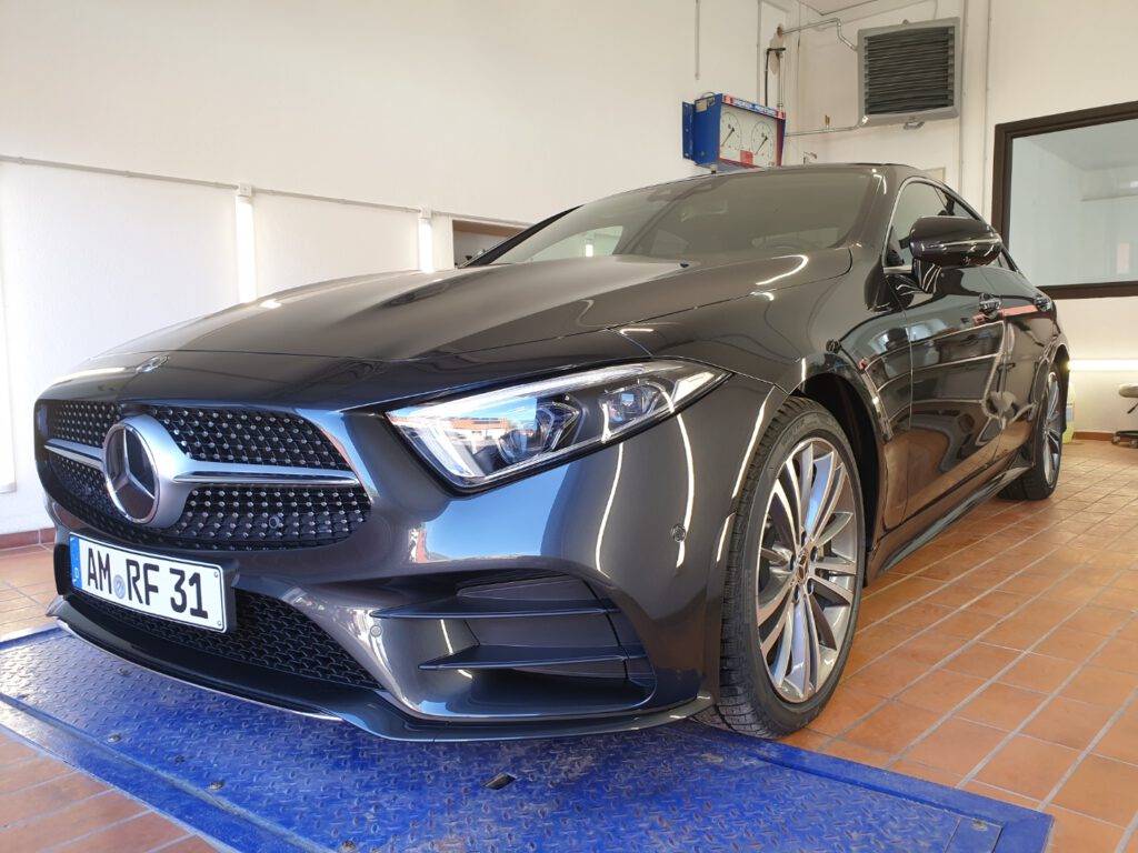 Mercedes CLS dunkelgrau, Kühlergrill-Nahaufnahme nach der Politur