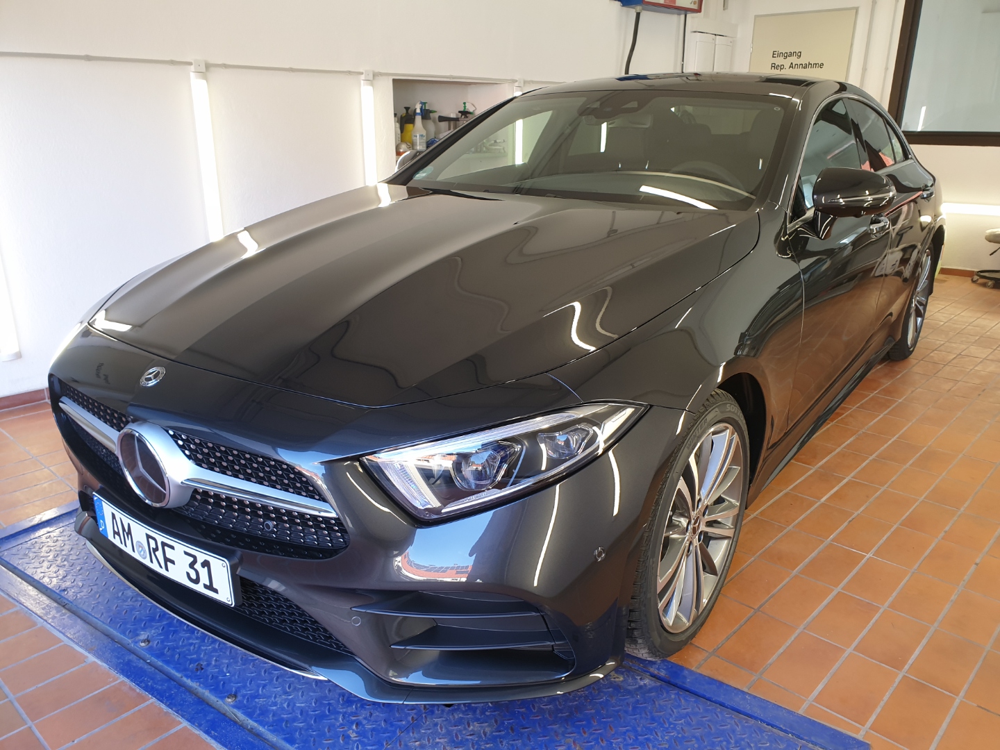 Mercedes CLS dunkelgrau, Frontansicht in der Werkstatt