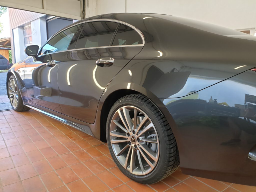 Mercedes CLS dunkelgrau, Seitenansicht mit Felge nach der Aufbereitung