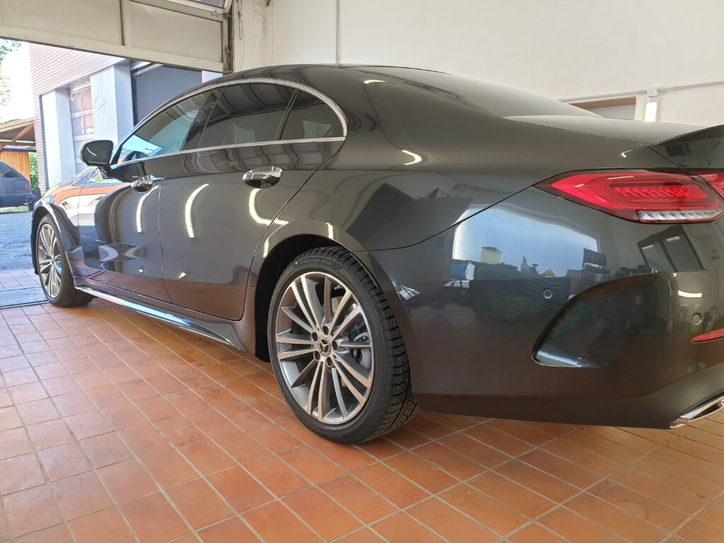 Mercedes CLS dunkelgrau, Heckansicht nach der Versiegelung