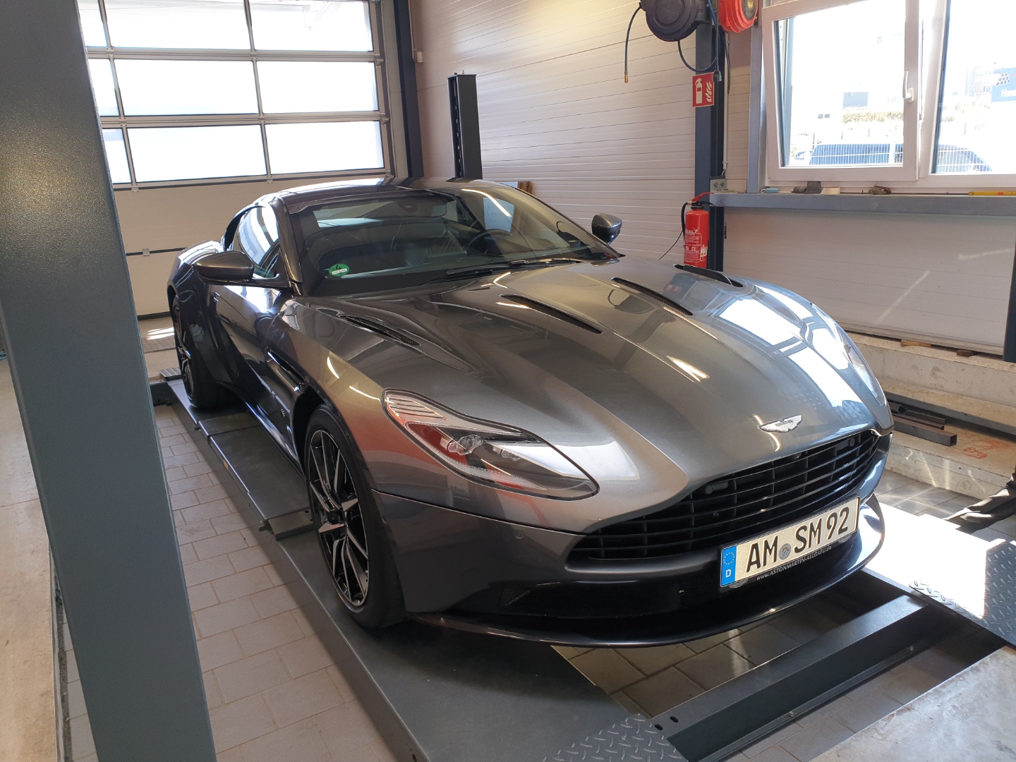 Aston Martin DB11 in der Werkstatt auf der Hebebühne