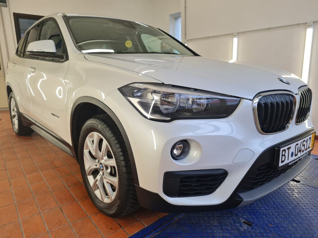 BMW X1 weiß, Frontansicht nach der Aufbereitung