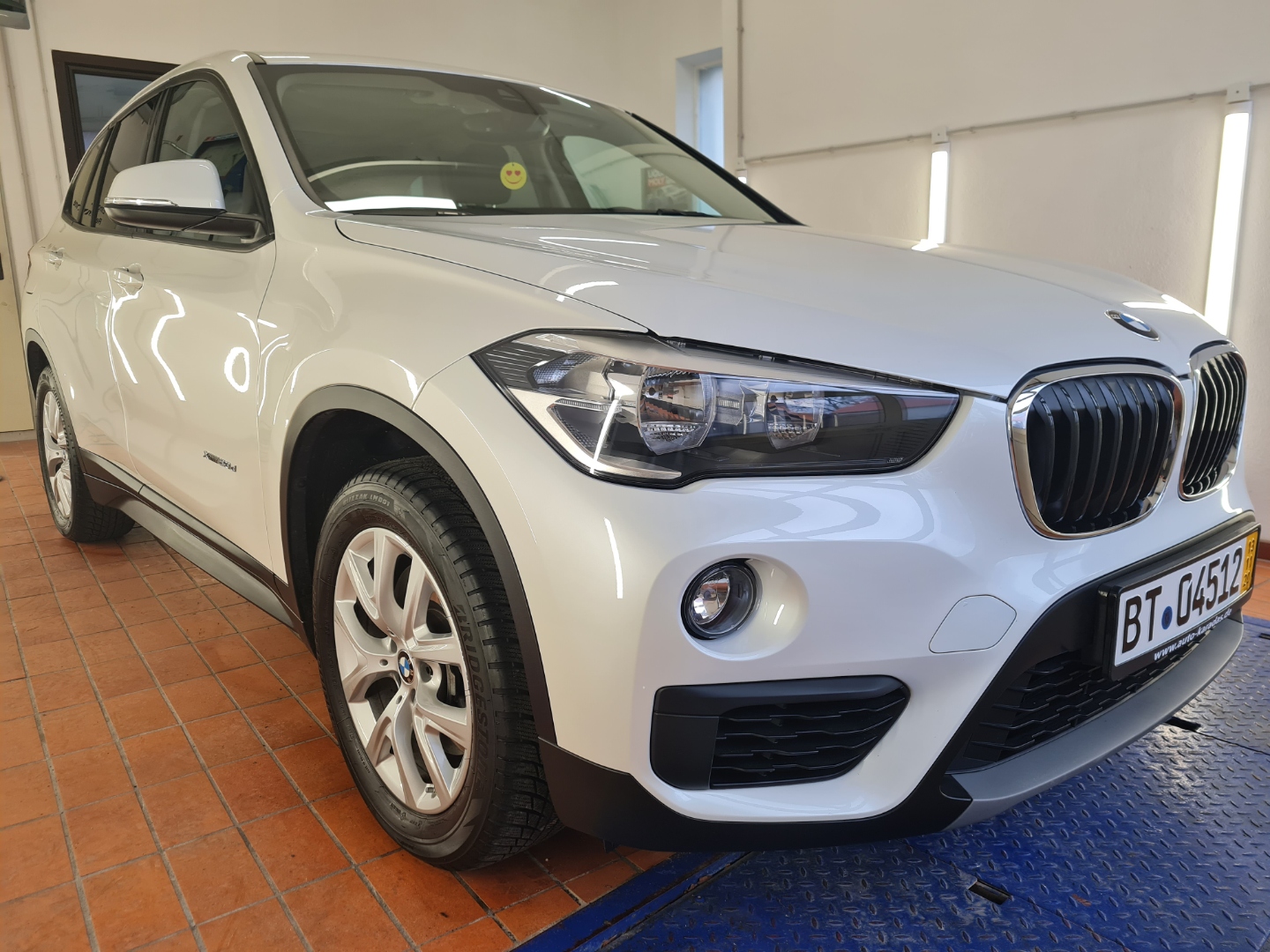 BMW X1 weiß, Frontansicht nach der Aufbereitung