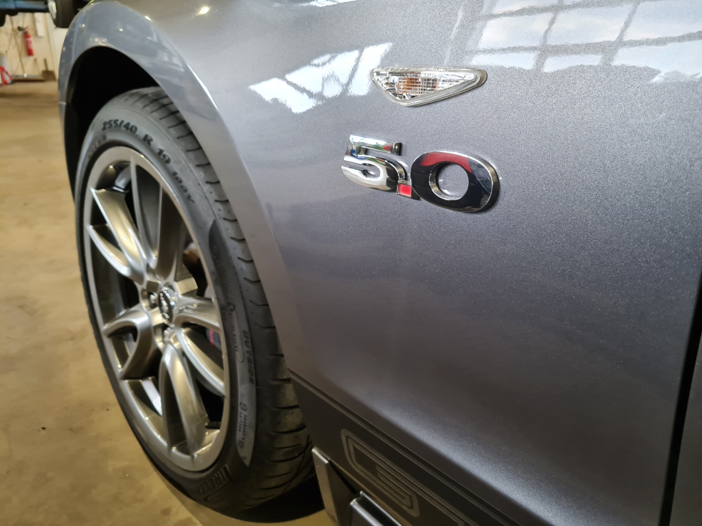 Ford Mustang GT 5.0 Emblem-Nahaufnahme an der Seite