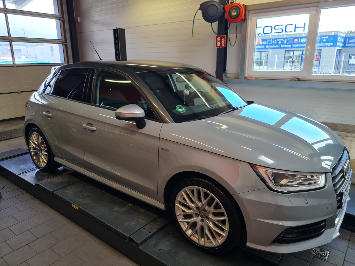 Audi A1 silber auf der Hebebühne beim Fachbetrieb