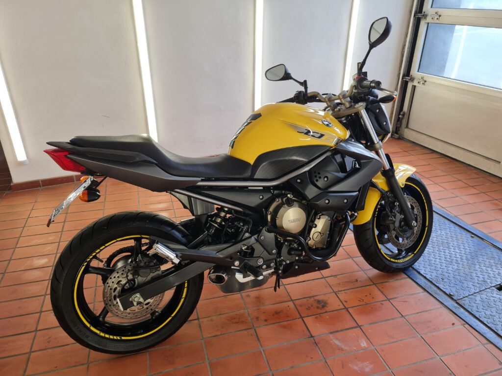 Yamaha XJ6 gelb, Seitenansicht nach der Aufbereitung