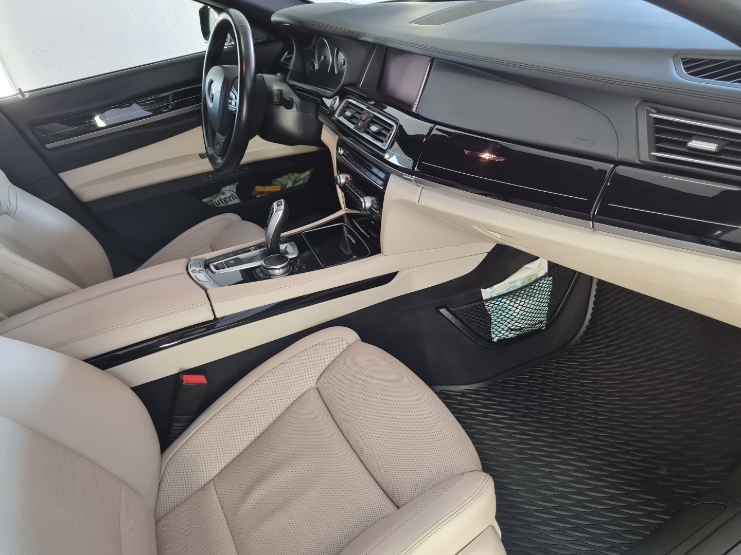 BMW 7er Innenraum, Armaturenbrett-Nahaufnahme