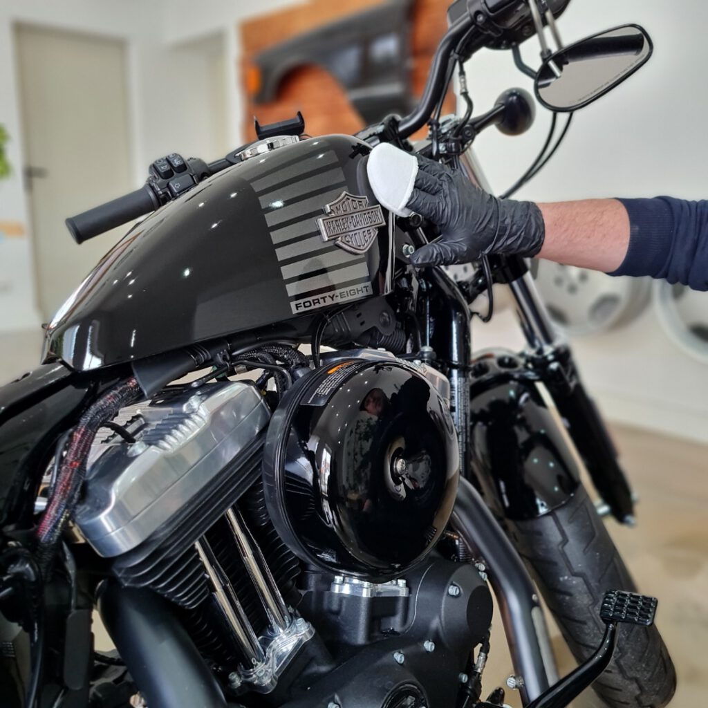 Harley-Davidson Forty-Eight Tank wird handpoliert
