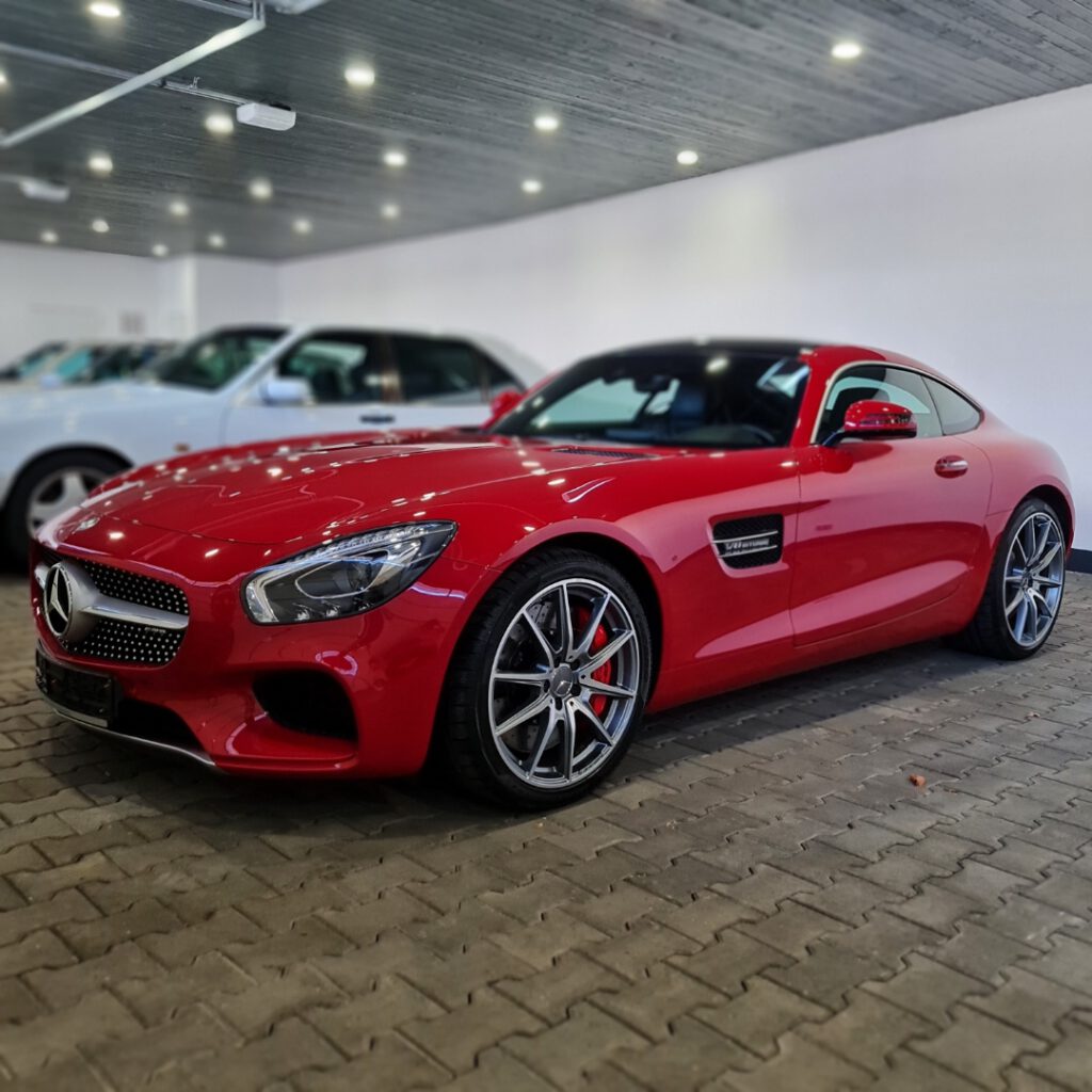 Mercedes-AMG GT rot in der Ausstellungshalle