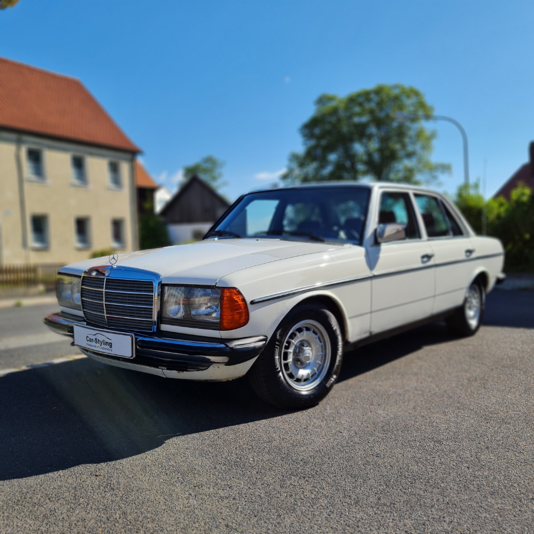 Mercedes-Benz Oldtimer W123 weiß mit Car-Styling Kennzeichenhalter