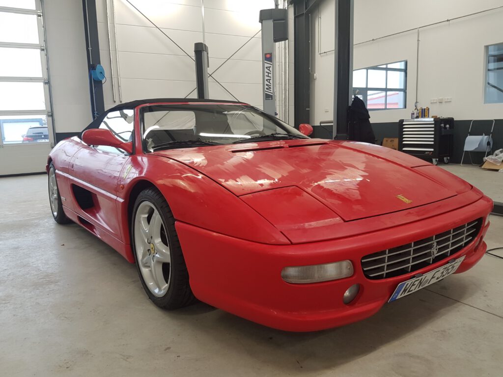 Ferrari F355 Spider rot in der Werkstatt bei der Aufbereitung